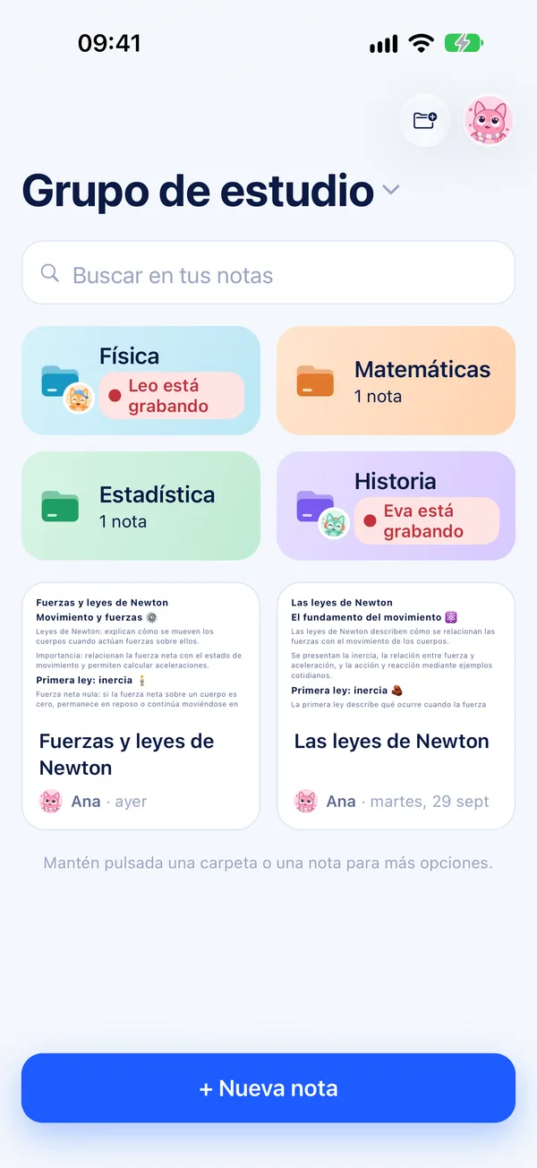 Un equipo de NoteBat con sus carpetas y dos compañeros grabando